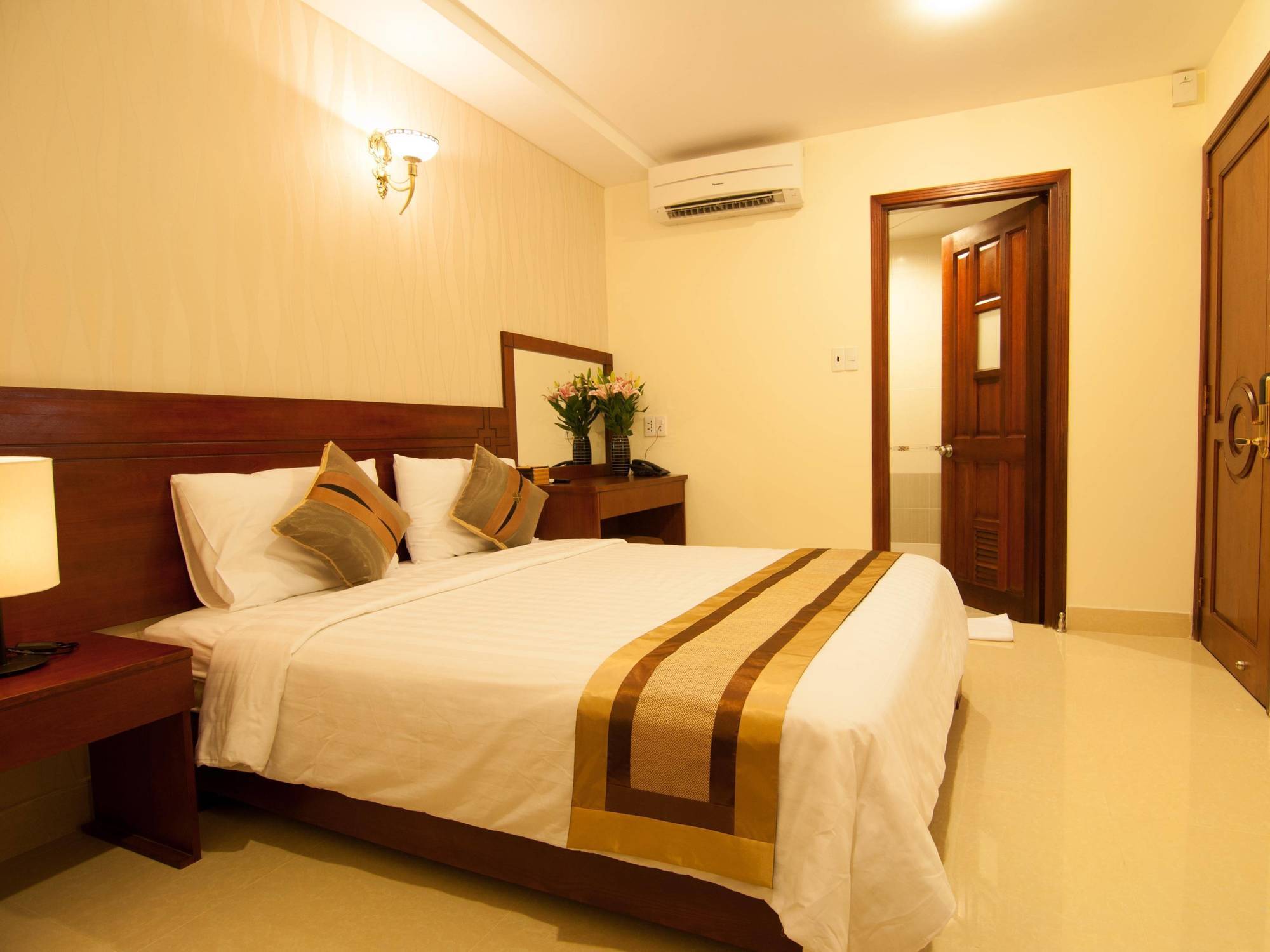 Valentine Hotel Saigon - Bui Vien Street Ho Chi Minh-staden Exteriör bild